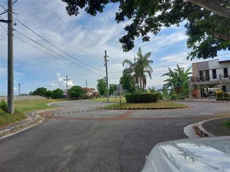 Lot vacant sto tomas batangas .